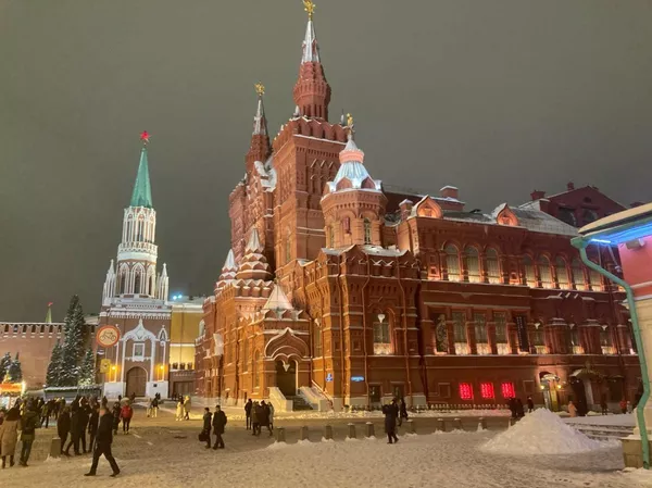Kremlin Sarayı ve Kızıl Meydan’da şubat ayının ilk gününde ortaya çıkan manzarayı birçok turist fotoğraf makineleriyle ölümsüzleştirmeyi ihmal etmezken, Rus polisi ise meydanın çevresinde geniş güvenlik önlemleri aldı. - Sputnik Türkiye